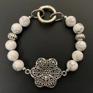 Beaded bracelet with silver-tone flower accent and clasp - White / Gray